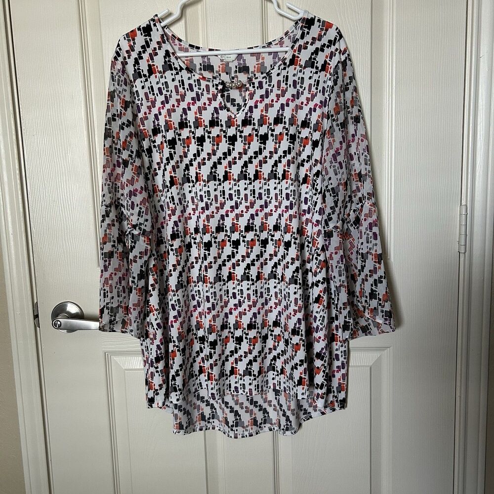 EST. 1946 Women’s XXL  Geometric Print Bell Sleeve Keyhole Blouse Pearl Accent